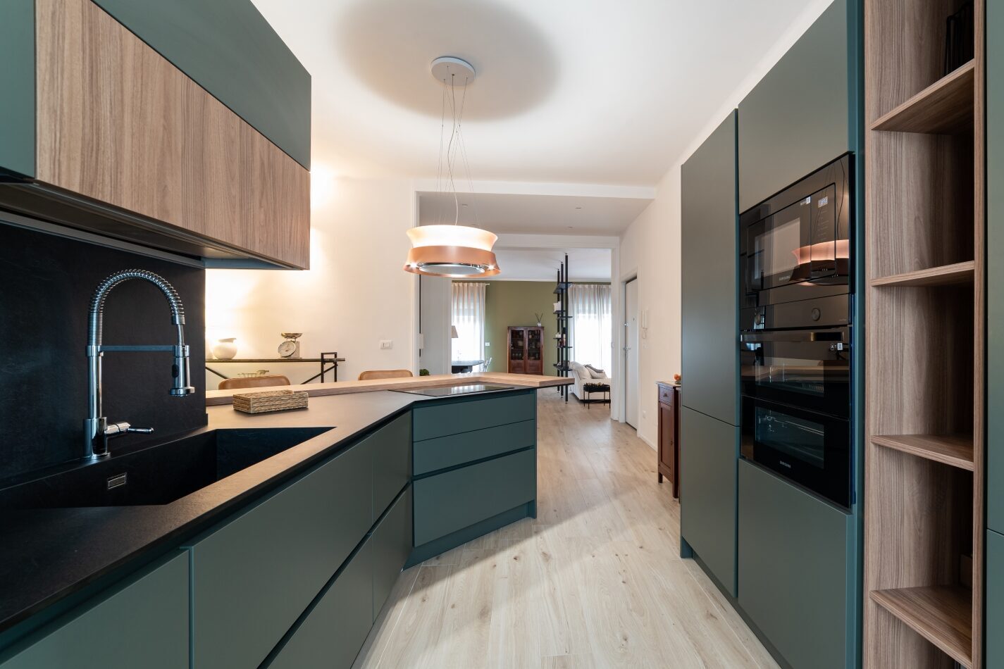 Cucina angolare con basi scure e finiture in legno